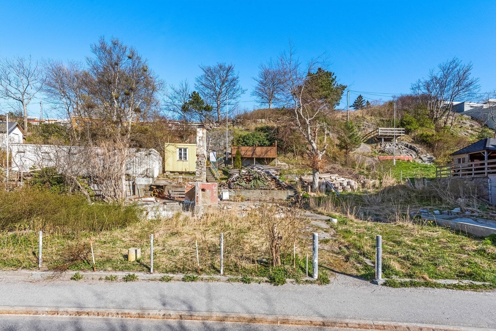 Huset som stod på tomten før er revet, tomten er flat med trapp opp til terrasse bak. Galleribilde