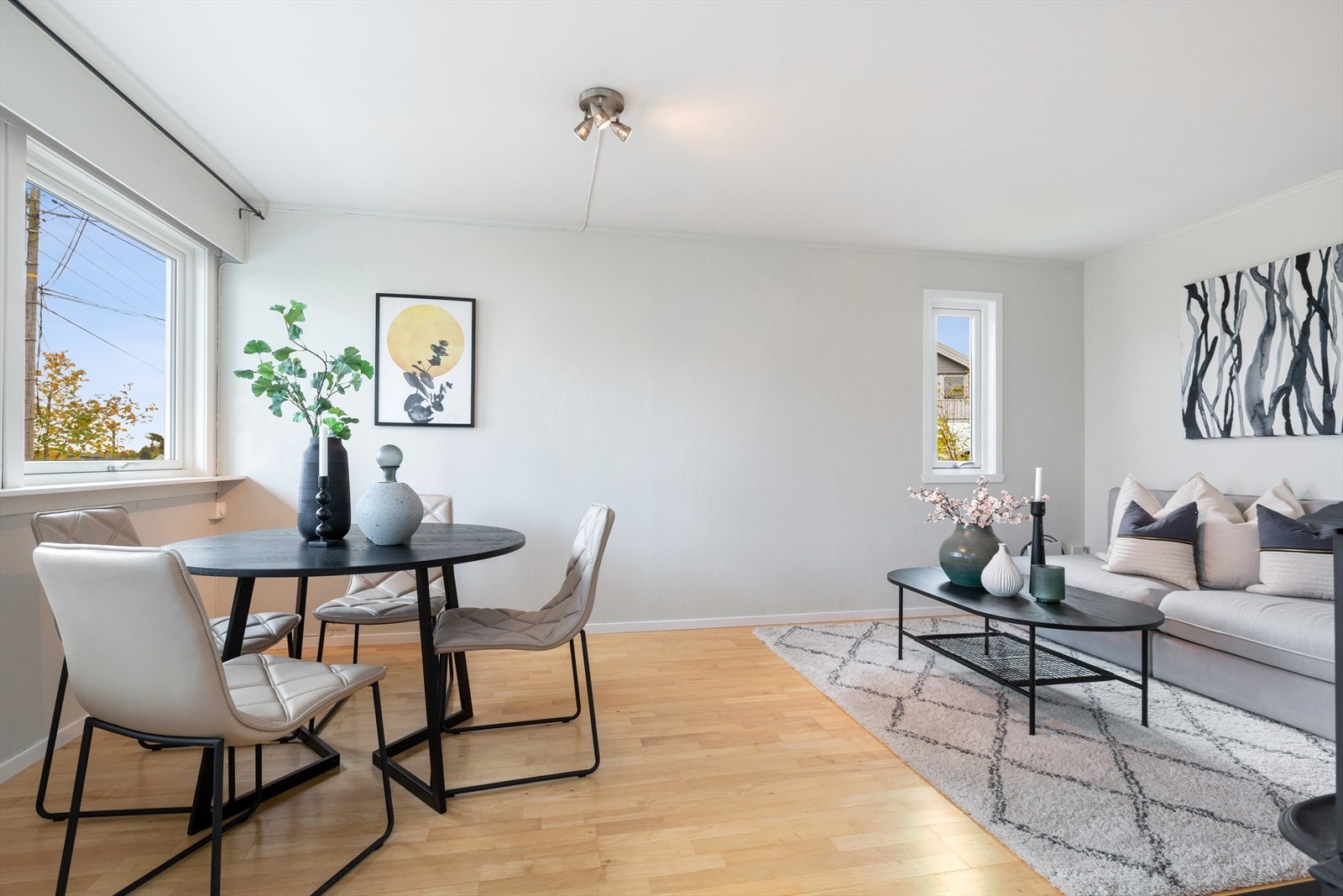 Godt med lys fra vinduer og fin utsikt fra stuen Galleribilde