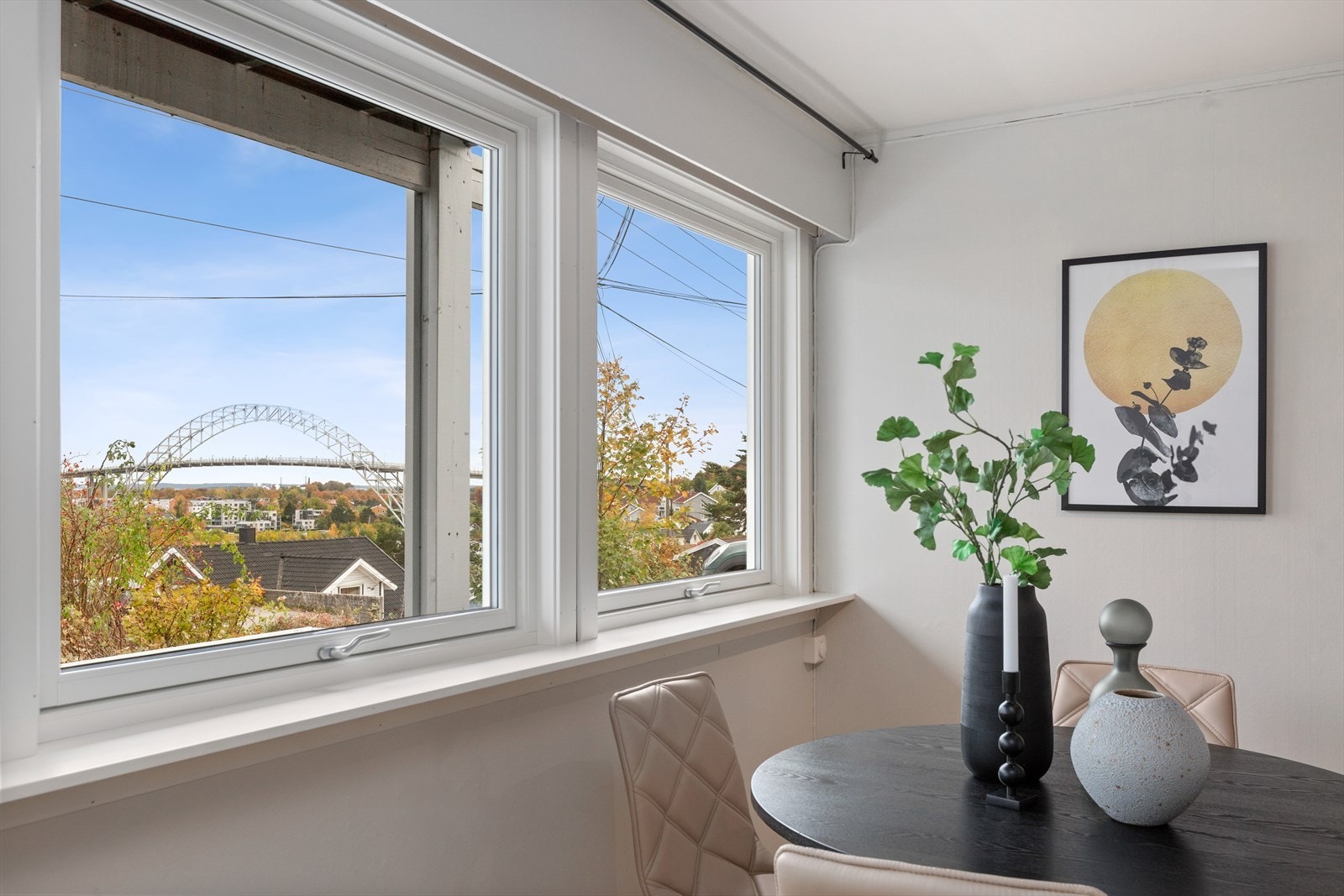 Fra stuen er det flott utsikt mot Fredrikstad bru. Galleribilde