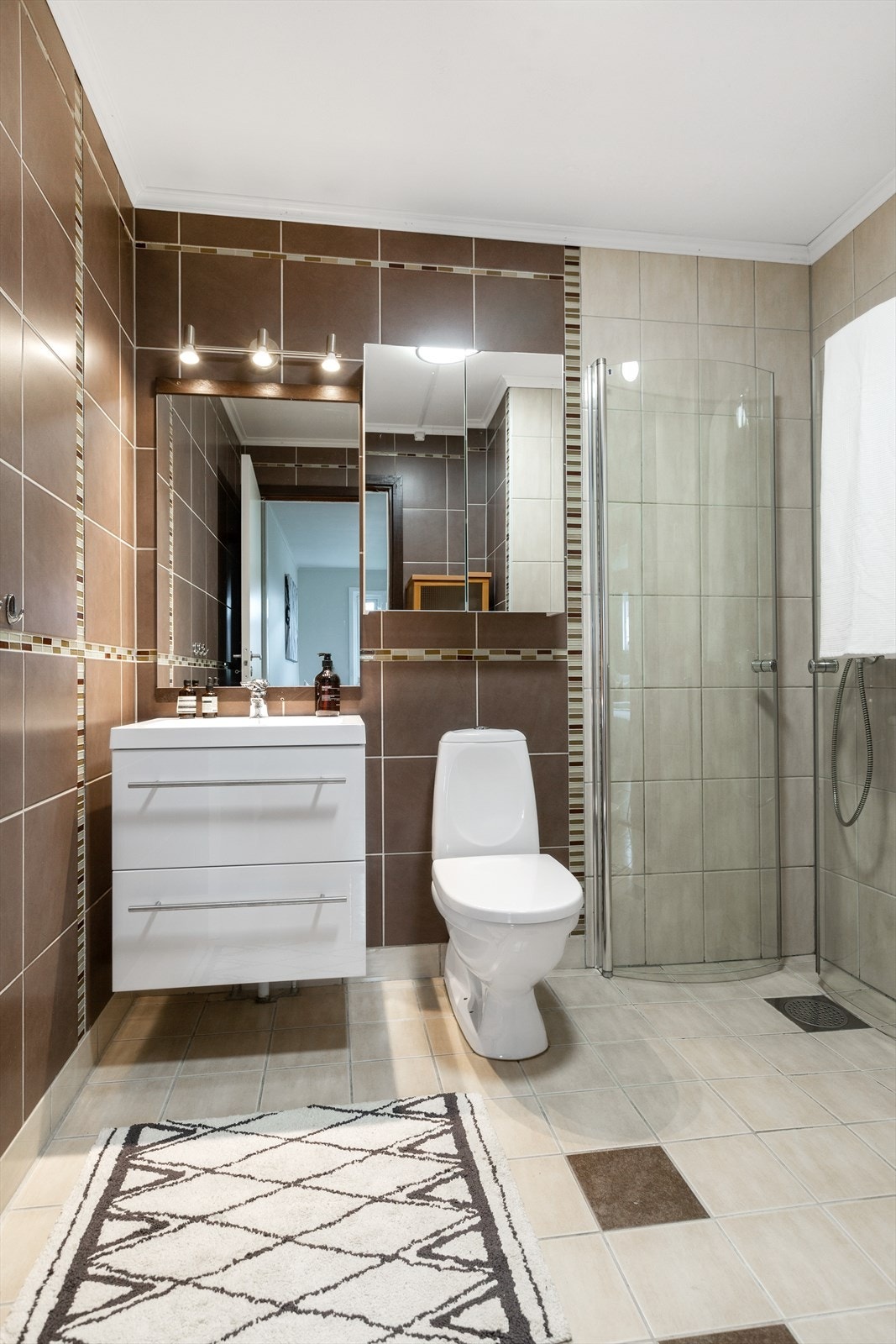 Badet har fliser på vegg og gulv med varmekabler. Galleribilde