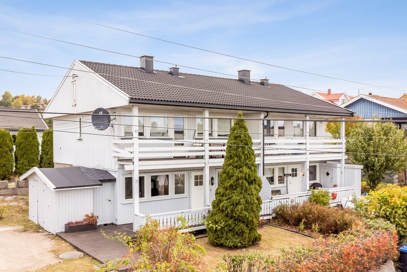 Ute er det terrasse med en koselig hage. Bildet er tatt før oppgradering av terrasse - rekkverk Galleribilde