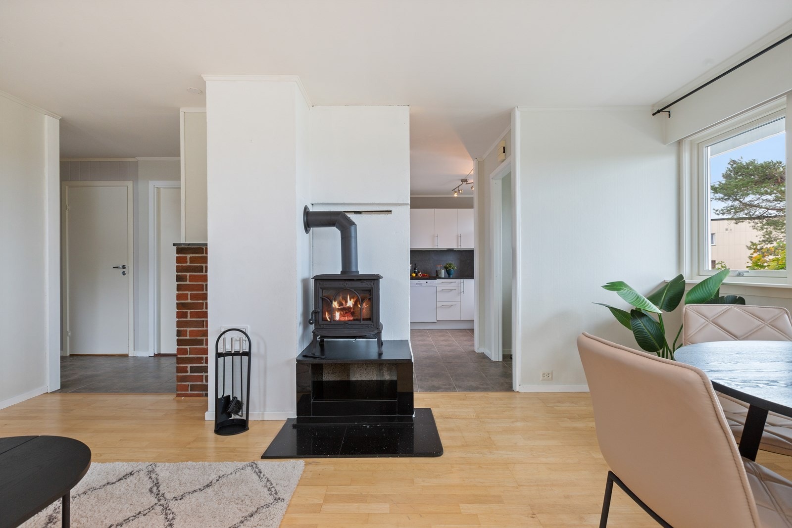 Stuen mot inngangsparti og kjøkken Galleribilde