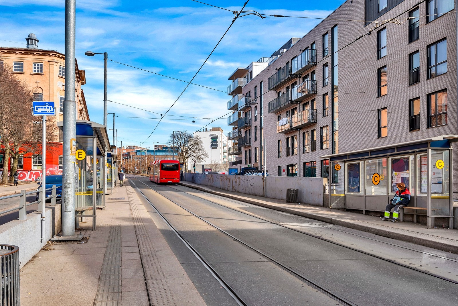 Carl Berner er et knutepunkt for kollektivtrafikk, med gode buss- trikk- og T-bane forbindelser. Galleribilde