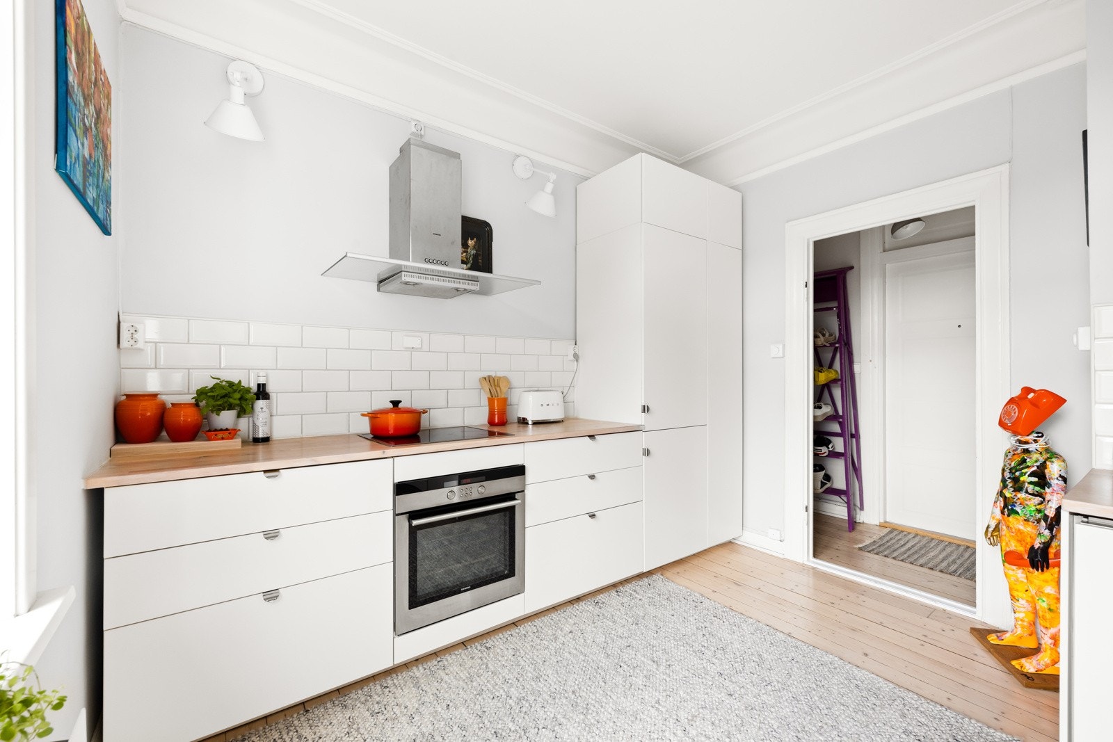 Kjøkkenet er utstyrt med integrerte hvitevarer fra Siemens og vegghengt ventilator. Ny platetopp. Galleribilde