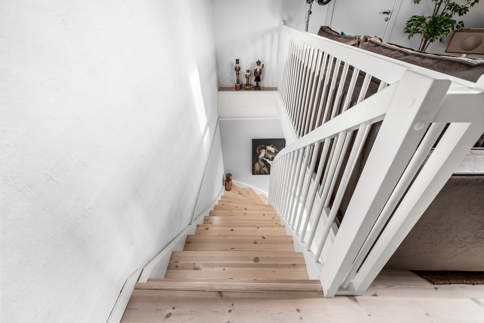 Trappen mellom hovedetasje og loft har lakkerte eiketrinn. Galleribilde