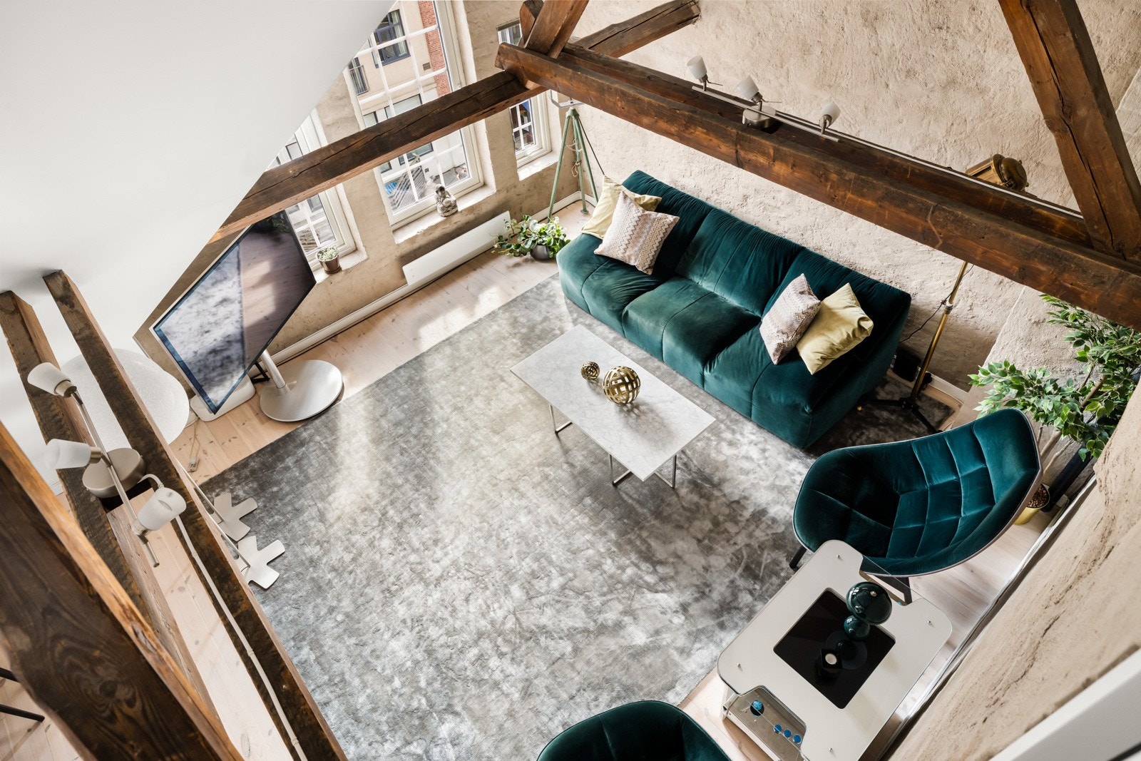 Unik og sjarmerende toppleilighet med generøs takhøyde på hele 5,15m som gir ekstra luftig og god romfølelse. Galleribilde