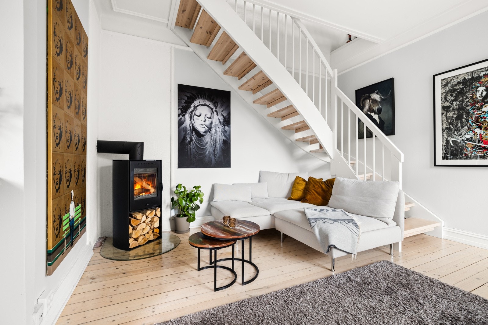 I hovedetasjen (4. etasje) er det stue og kjøkken i åpen løsning. Galleribilde