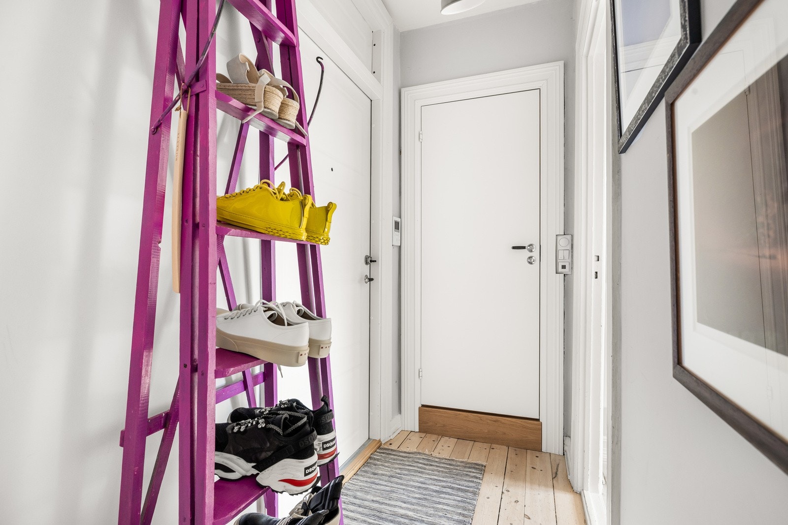 Lyst velkomstrom med plass til å henge fra seg yttertøyet. Galleribilde