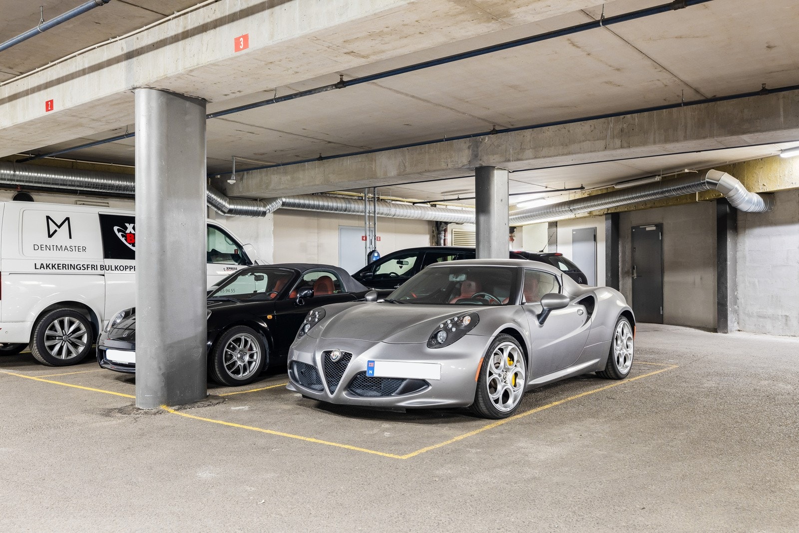 Fast garasjeplass i Konghellegata kan kjøpes av selger. Plassen har kun andre biler på en side. Galleribilde