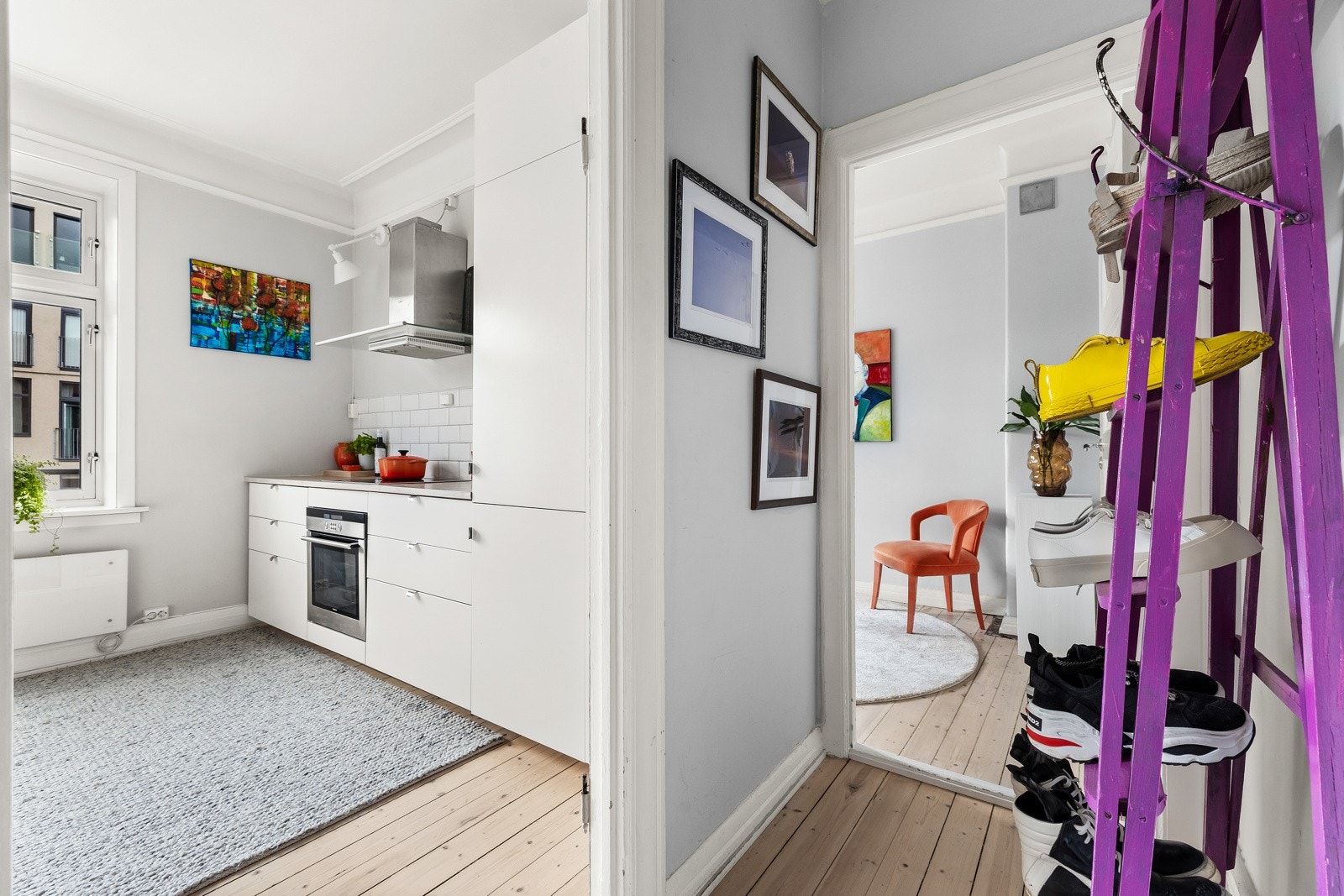 I hovedetasjen ligger er det to gode soverom, på hver sin side av stuen. Galleribilde