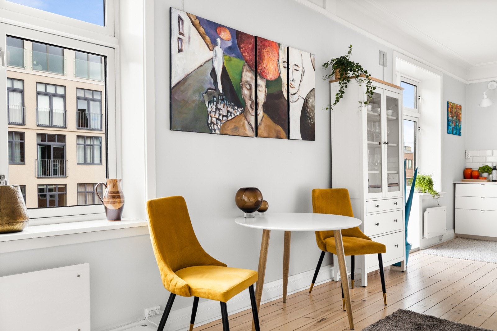 Mellom stue og kjøkken er det plass til et lite spisebord. Galleribilde