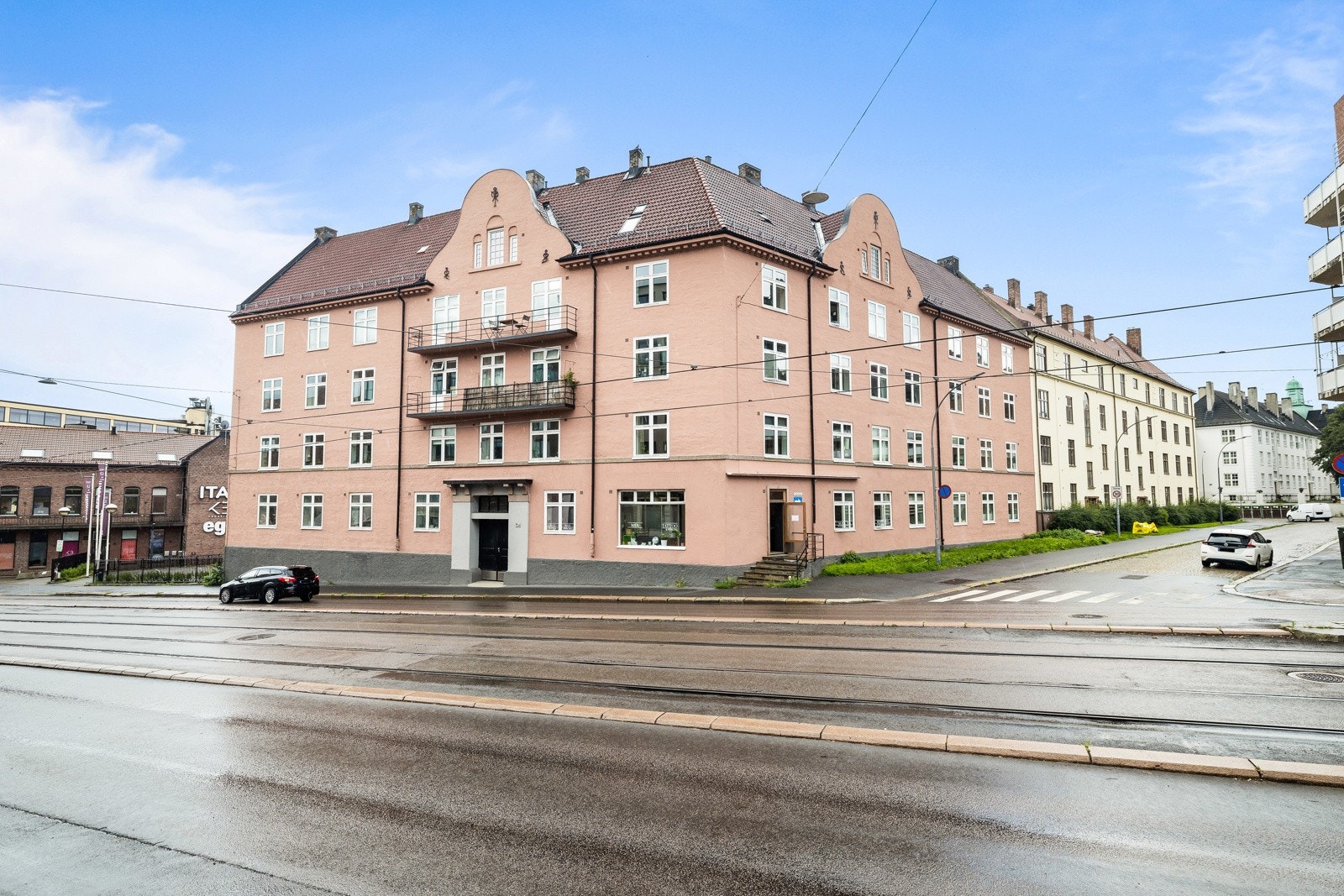 Leiligheten er beliggende i et sentralt og attraktivt boligområde med kort vei til alle fasiliteter. Galleribilde