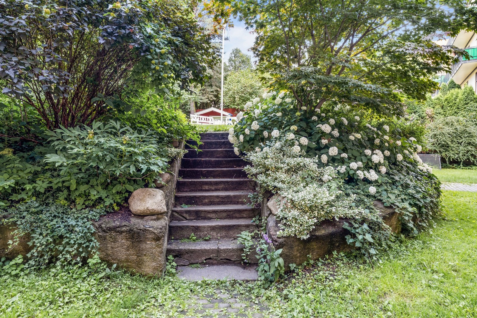 Borettslaget har hyggelig bakgård, pent opparbeidet med gressplen, fin beplantning og sitteplasser hvor naboer kan samles. Galleribilde