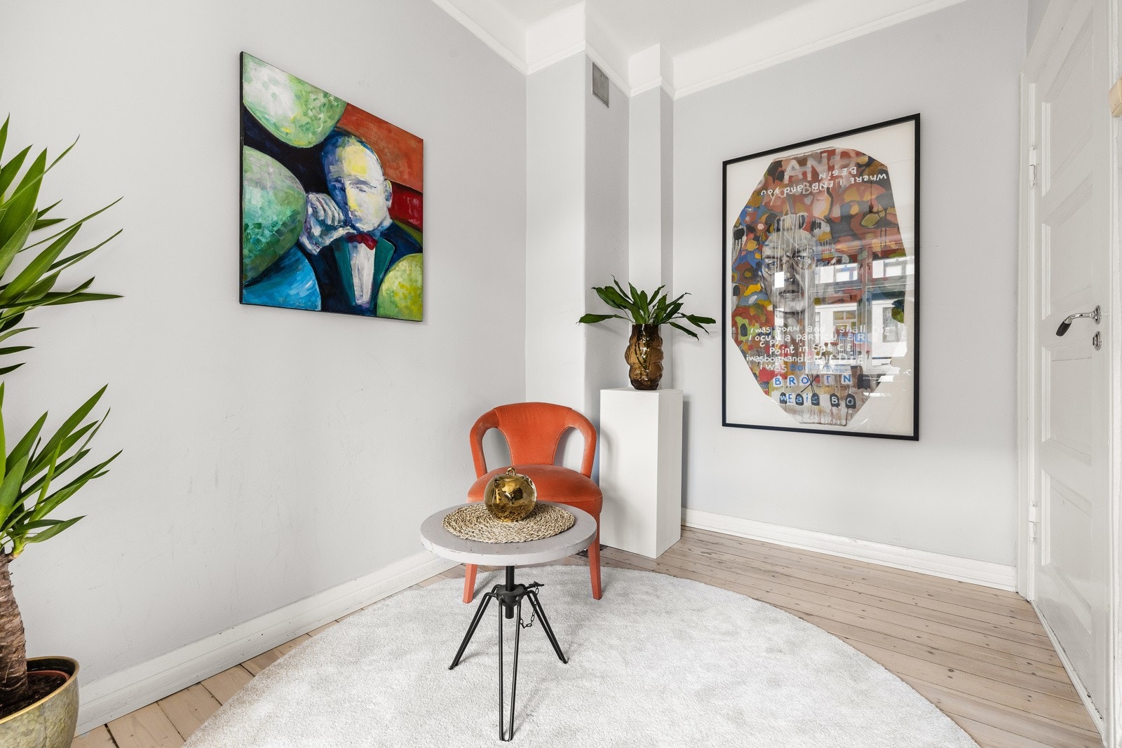 Begge soverommene er lyse og innbydende, med plass til seng og nattbord. Galleribilde