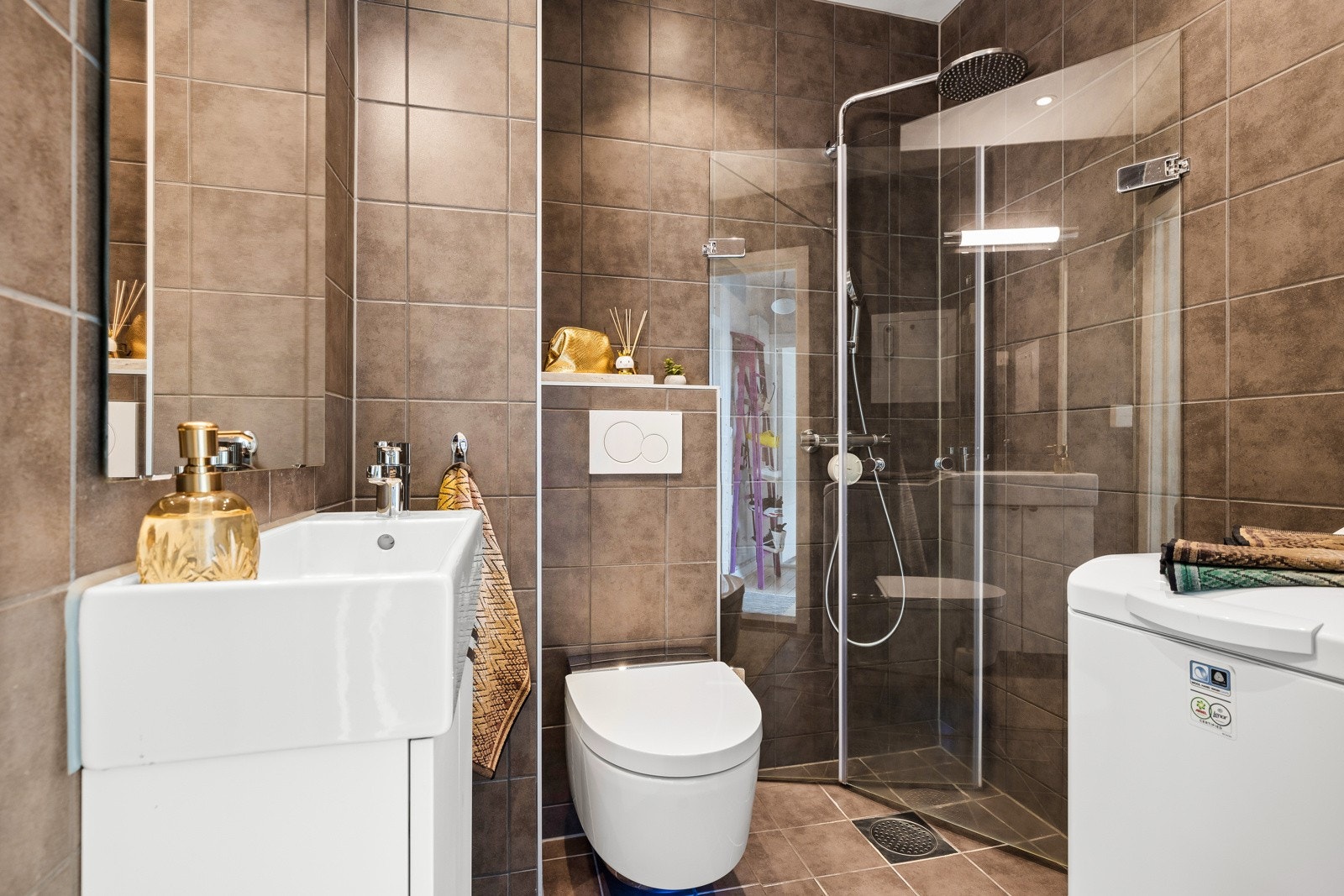 Delikat baderom totalrenovert i regi av borettslaget i 2018. Badet har flislagte overflater, varmekabler og downlightsbelysning. Galleribilde