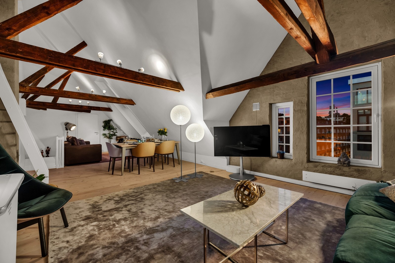 Det ligger originalt tregulv i begge stuer og på kjøkken. Galleribilde