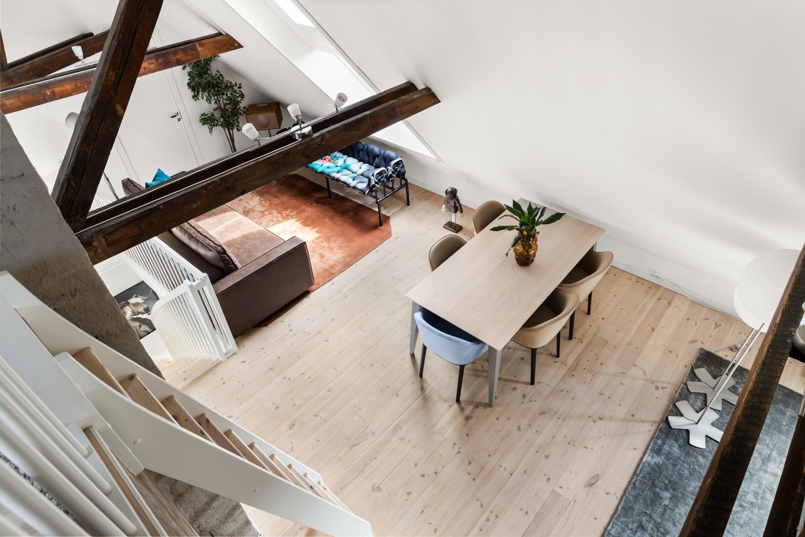 Utsyn fra hemsen og ned til loftstuen. Galleribilde