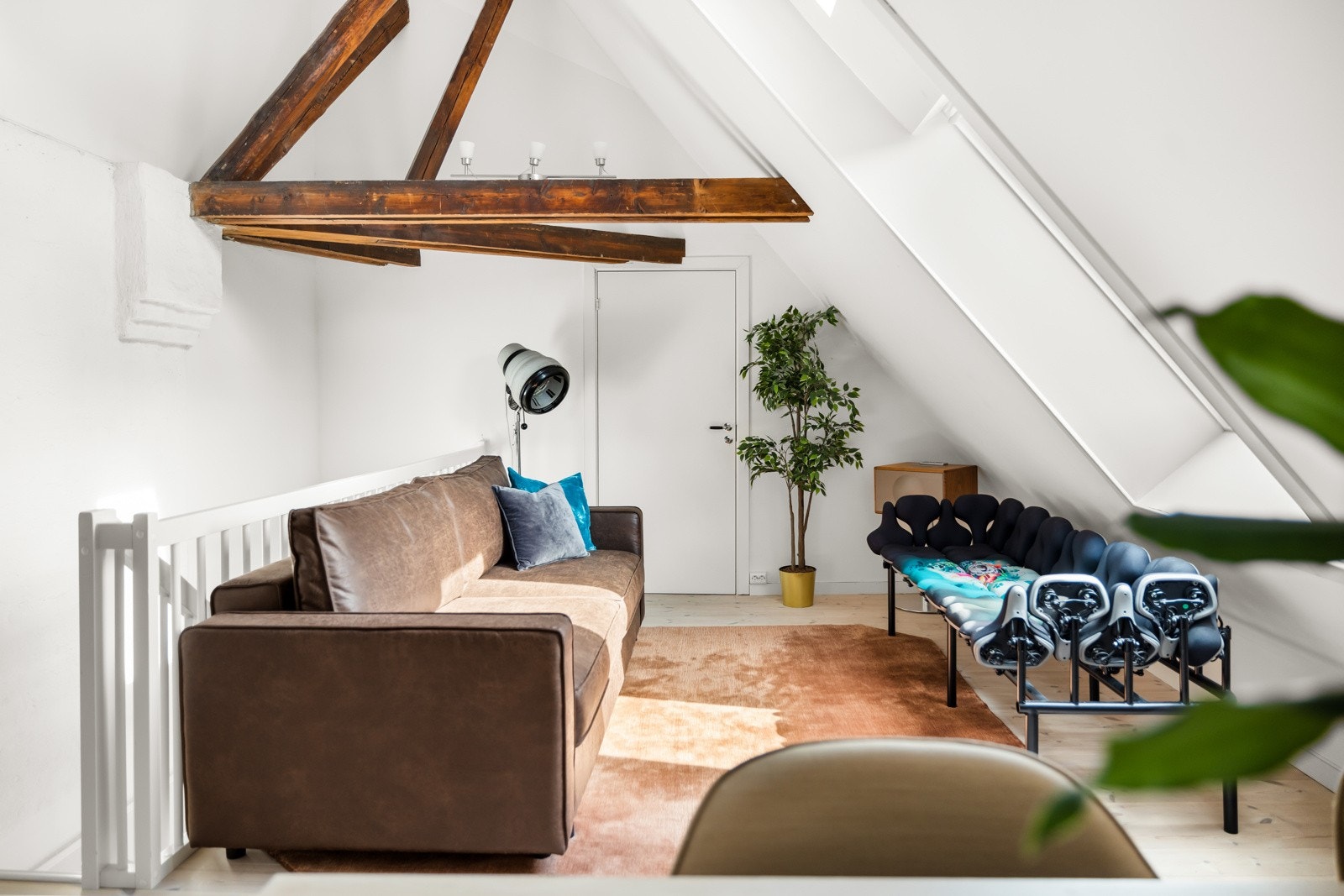 Innerst i loftstuen er det tilgang til innvendig bod med god oppbevaringsplass. Galleribilde