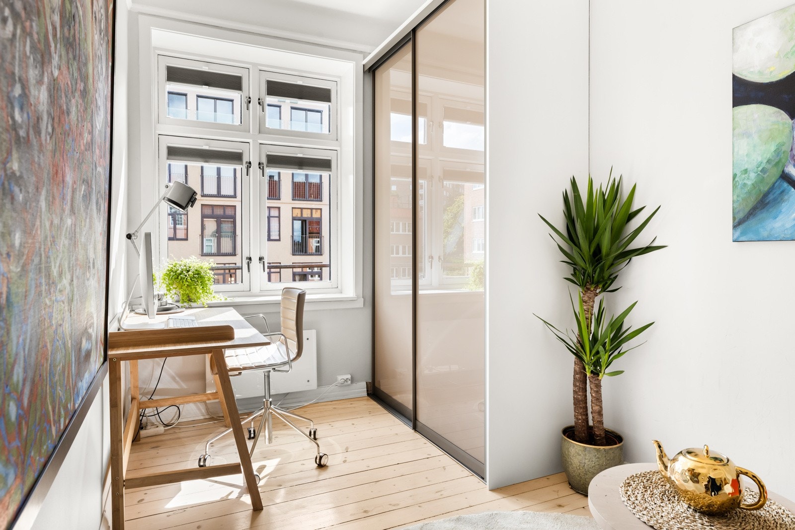 Det er montert skyvedørsgarderobe på begge soverom. Galleribilde