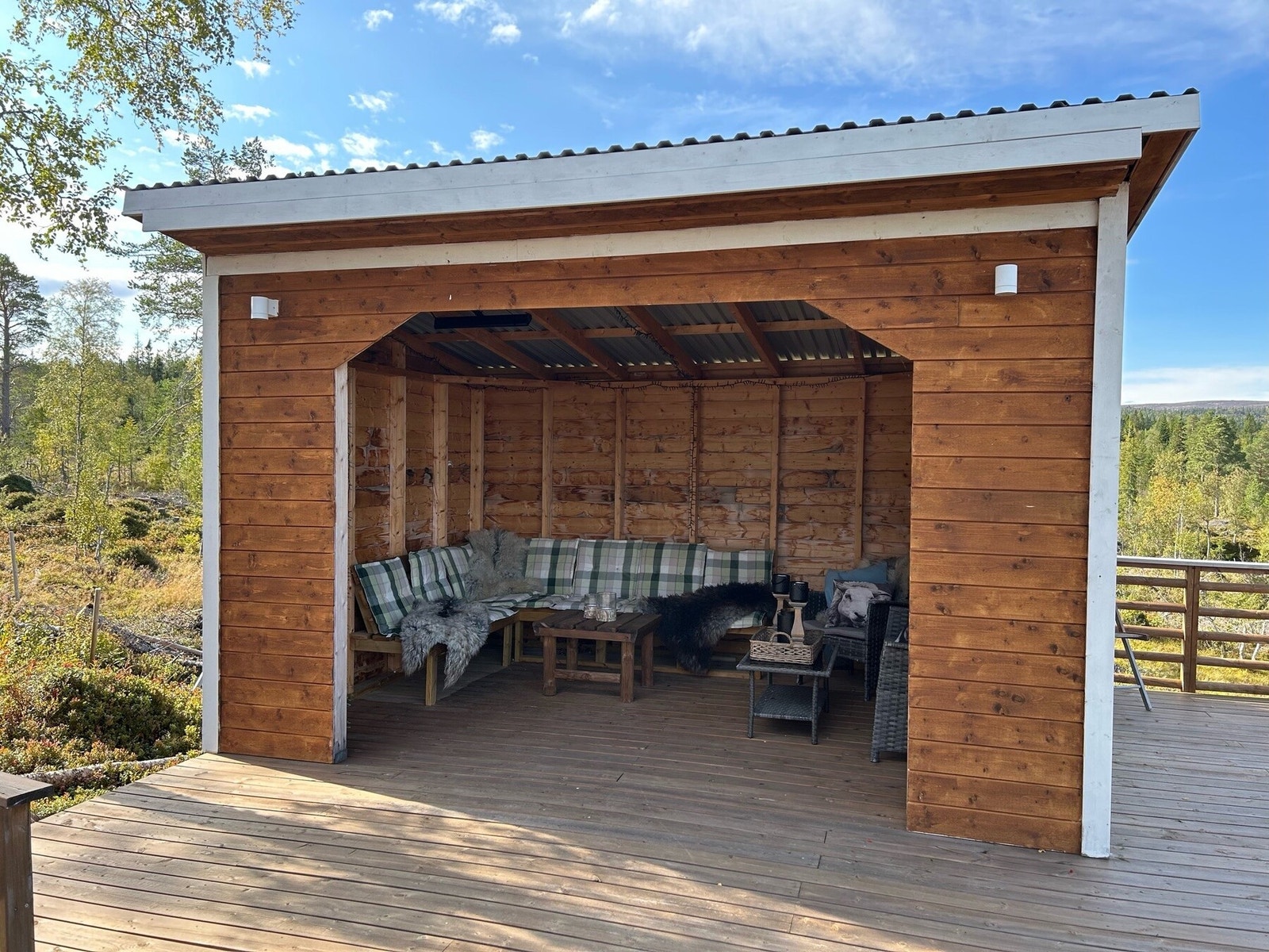 Sommerstue med terrassevarmer. Galleribilde