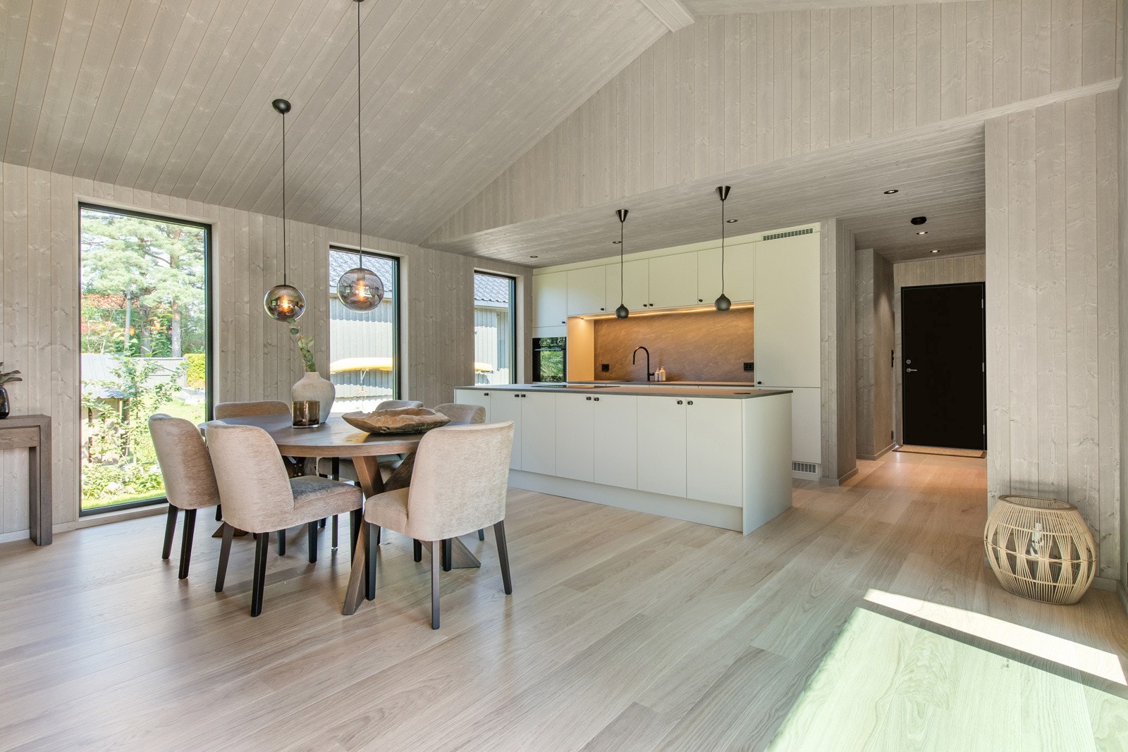 Stuen har åpen kjøkkenløsning - selve hjertet og samlingsstedet i hytten Galleribilde