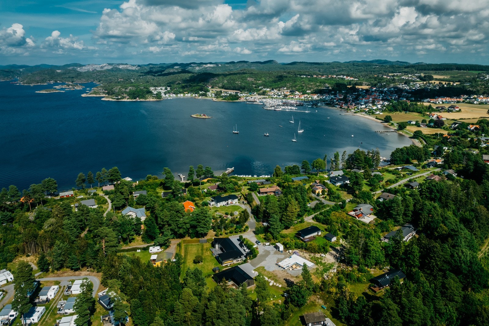 Oversiktsbilde - her er det kort vei til både badebrygge og strand Galleribilde
