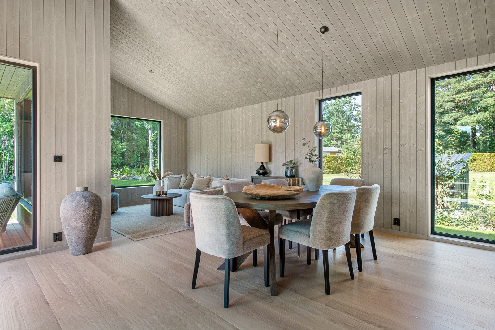 Det er store vindusflater som gir et godt og behagelig lys inn i hytta Galleribilde