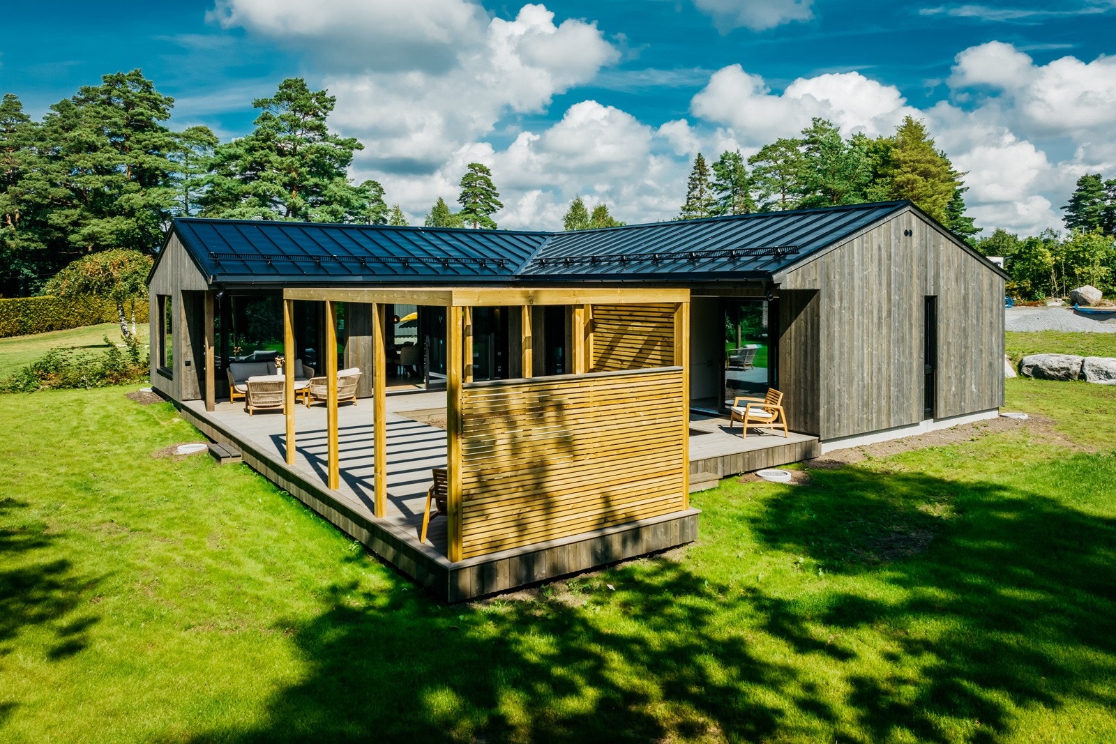 Hytta ligger vendt med terrassen vestvendt, noe som gir en lun og skjermet beliggenhet til omgivelsene Galleribilde