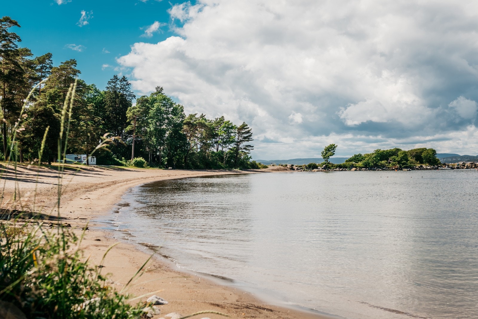 Det er fin badestrand på Sandvika - en kort rusletur fra hytta Galleribilde