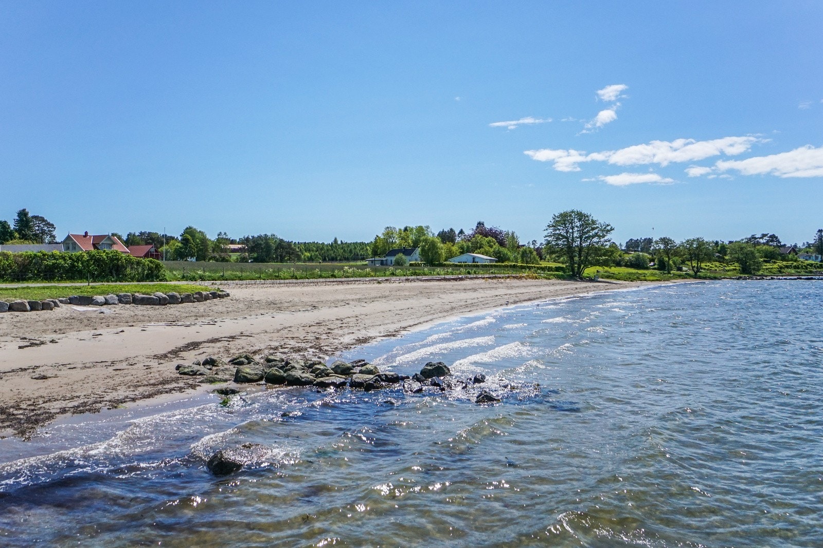 Ta på deg slippers, håndkle over skuldra og ta morgenbadet på Langholtstranda? Galleribilde