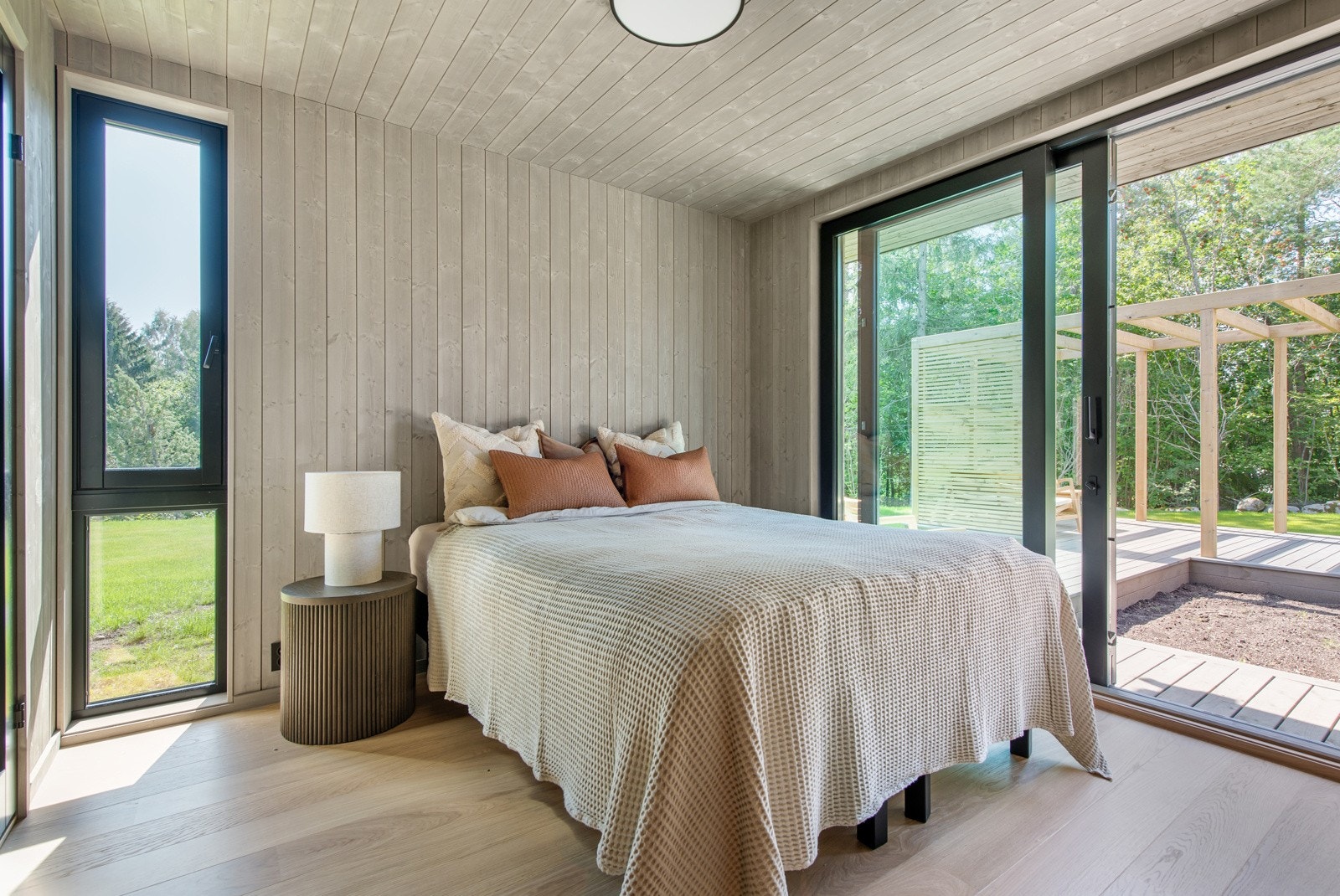 Hovedsoverom med direkte adkomst til terrassen og hagen Galleribilde