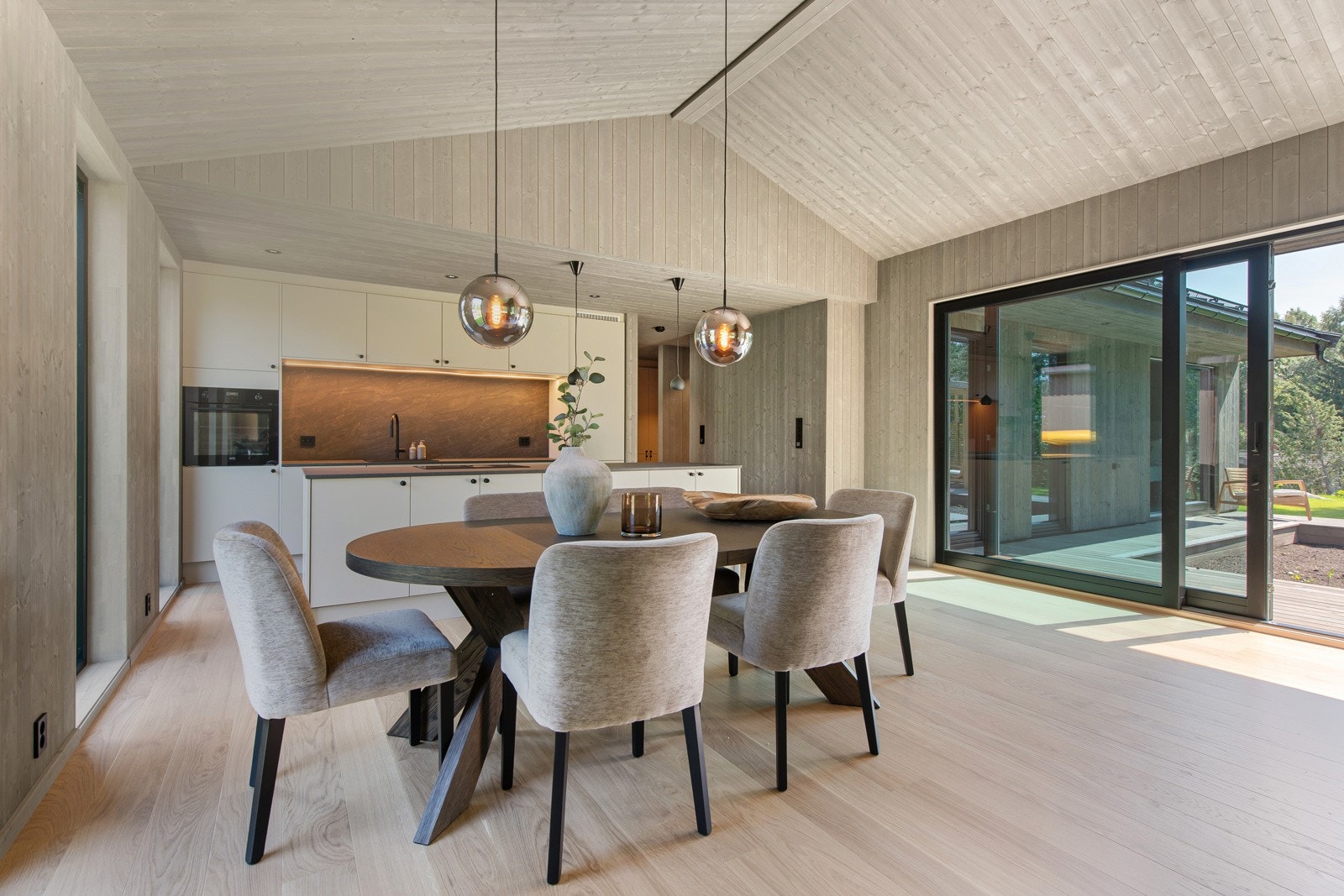 Direkte adkomst til terrassen fra stue/kjøkken via stor skyvedør - enkelt å frakte alle måltider ut Galleribilde