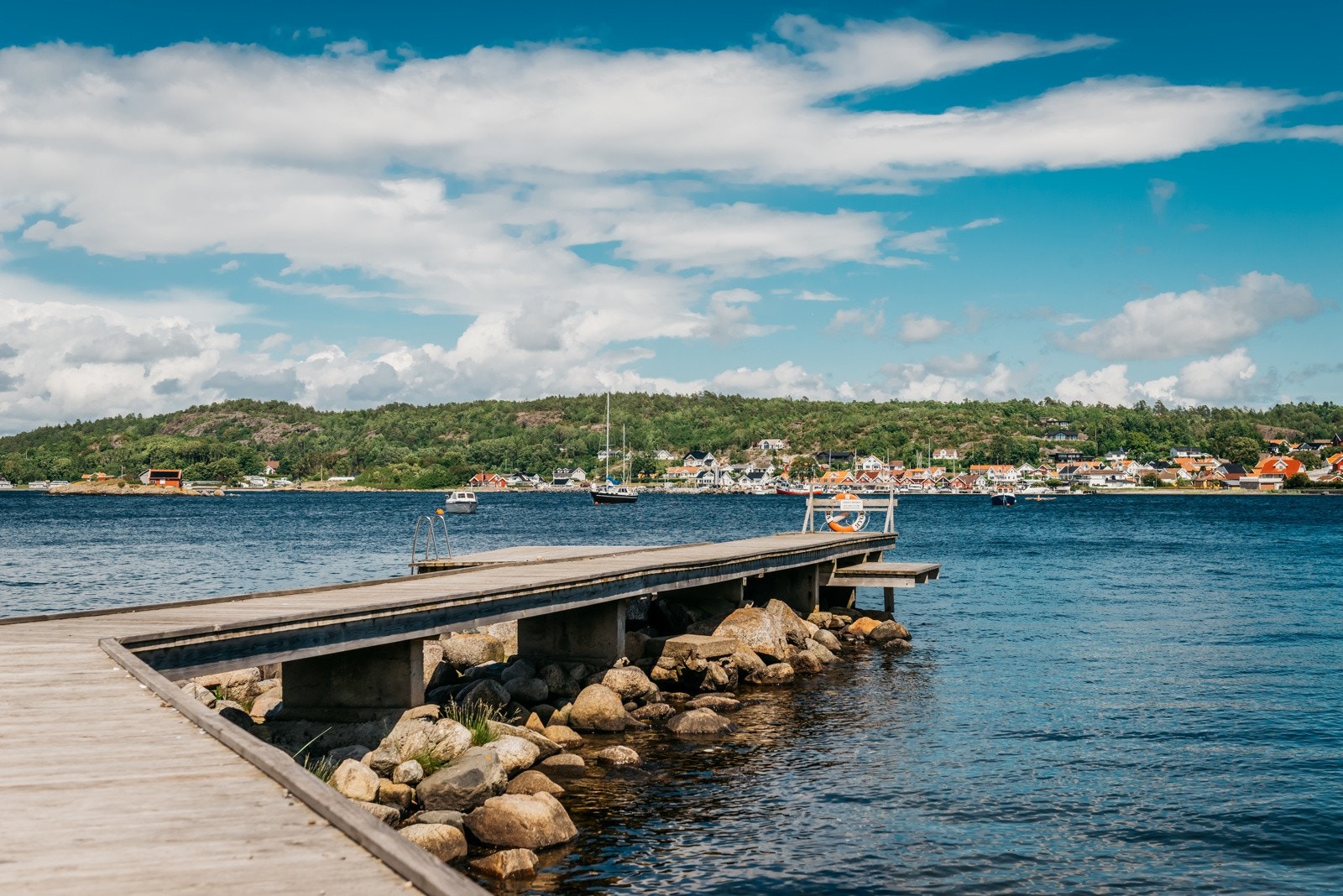 Det er brygge med badetrapp kun minutter unna hytta Galleribilde