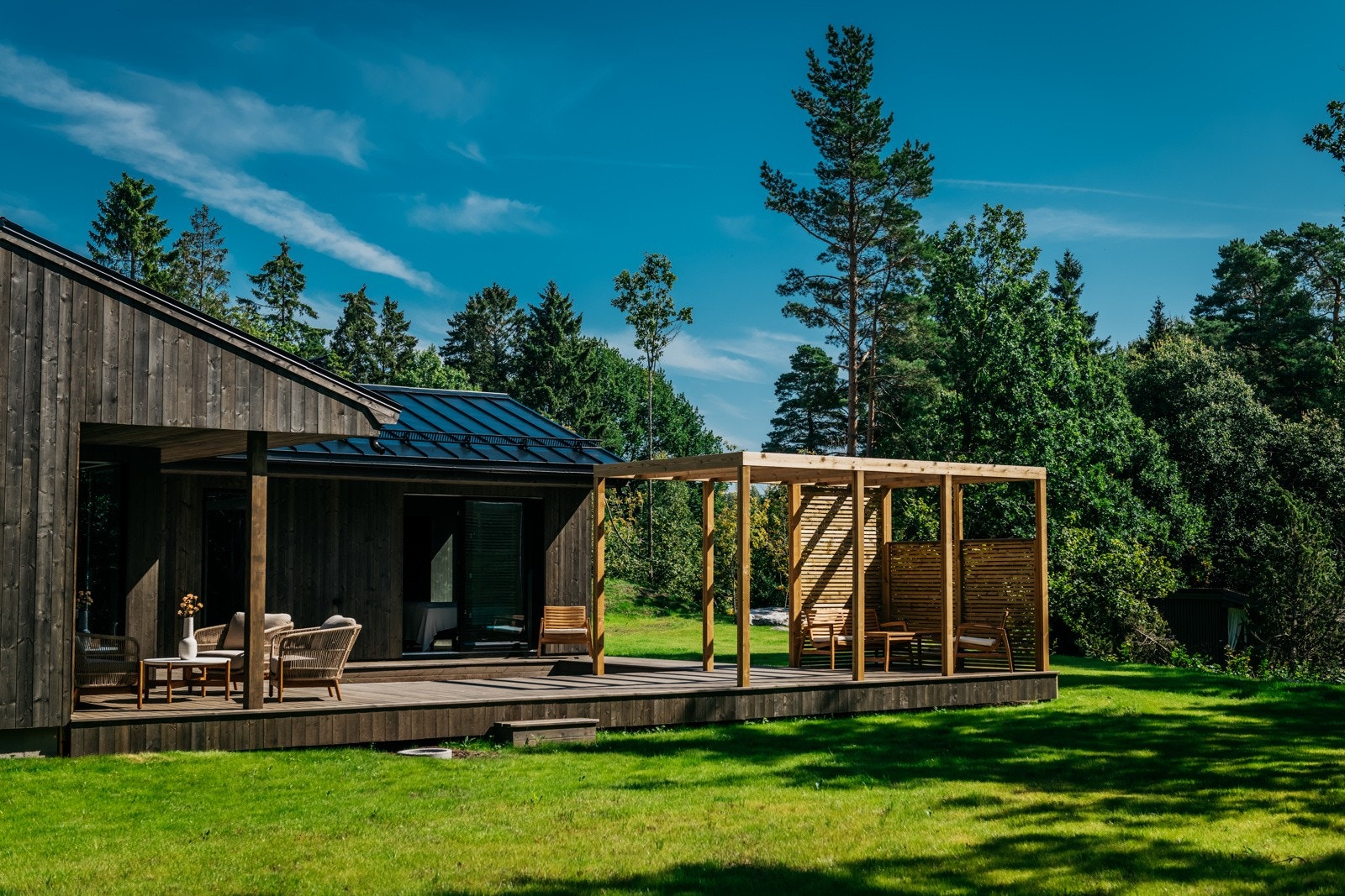 Her får du en ny hytte med stilrent, tøft og moderne uttrykk - i fantastisk og sjønært område - kort vei til badestrand, turområde, restaurant m.m Galleribilde