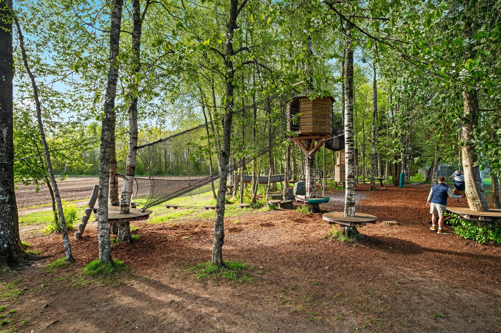 Skolegården på Berg skole må være blant landets ypperste lekeområder og egner seg godt for lek selv på en regnværsdag Galleribilde