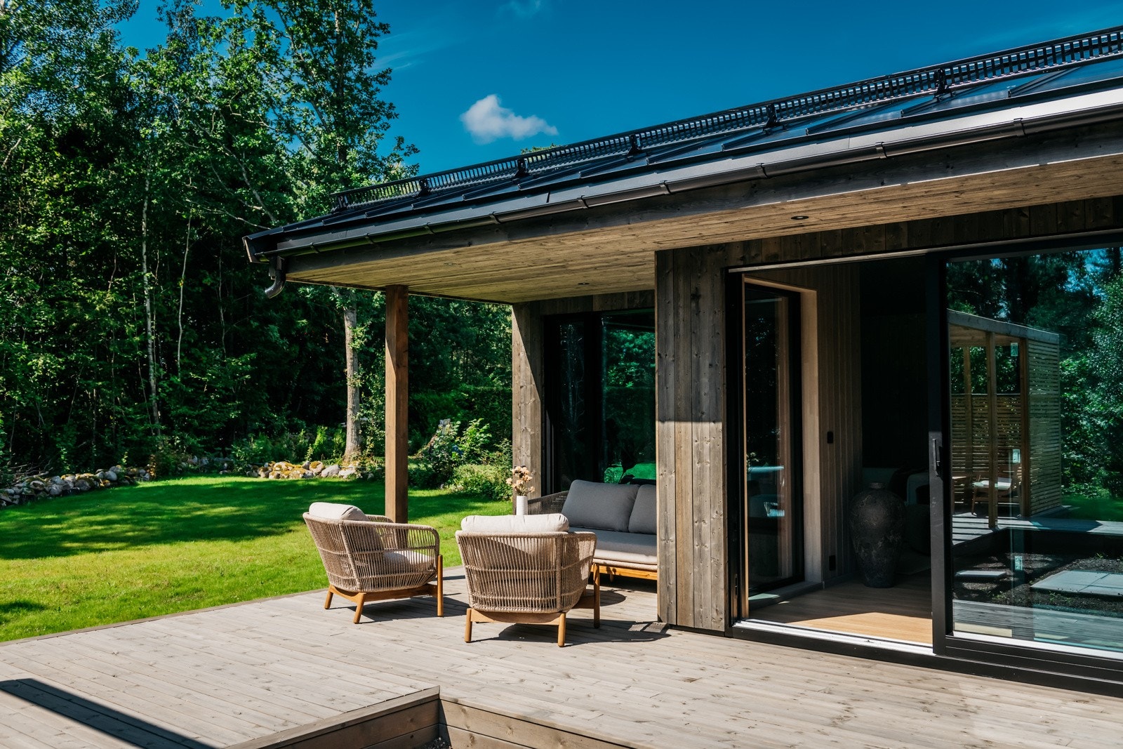 Praktisk takoverbygg på deler av terrassen for dager med regn Galleribilde