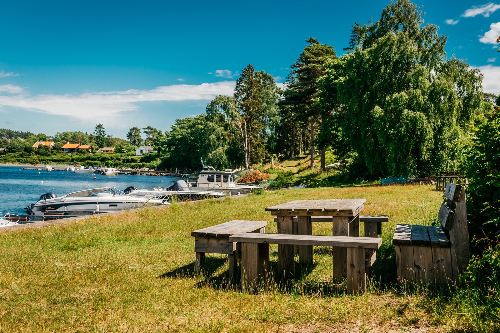 Fine friområder med båtbrygge og gressletter Galleribilde