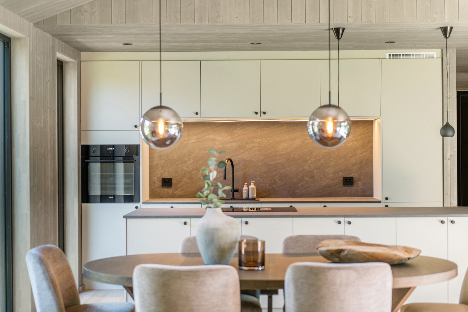 Delikat og stilren kjøkkeninnredning av god kvalitet fra Designa i lys utførelse Galleribilde