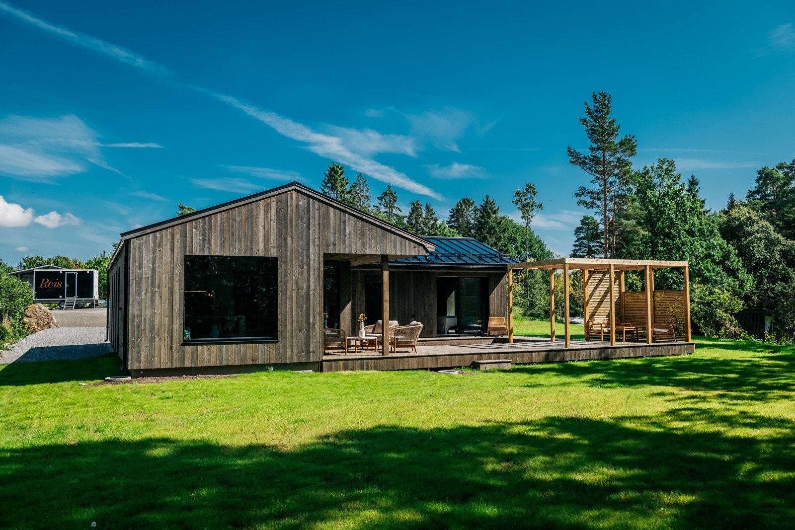 Lyst på en strøken, moderne og ny hytte i ferieparadis på Langholt? Da må du se denne! Galleribilde