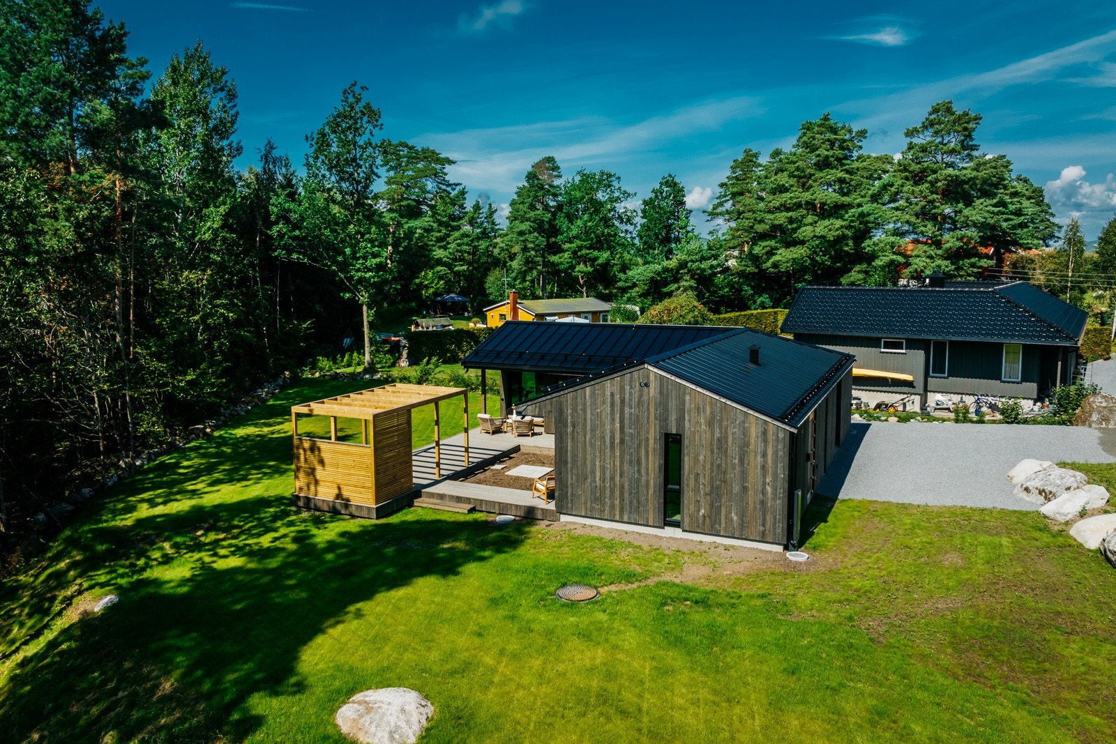 Stor skjermet tomt - her er det plass til avslappning, lek og moro for alle! Galleribilde