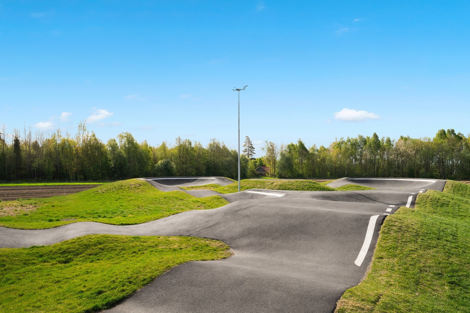Pumptrack ved Berg skole er et morsomt tilbud på dager hvor det ikke er strandvær - både for små og store Galleribilde