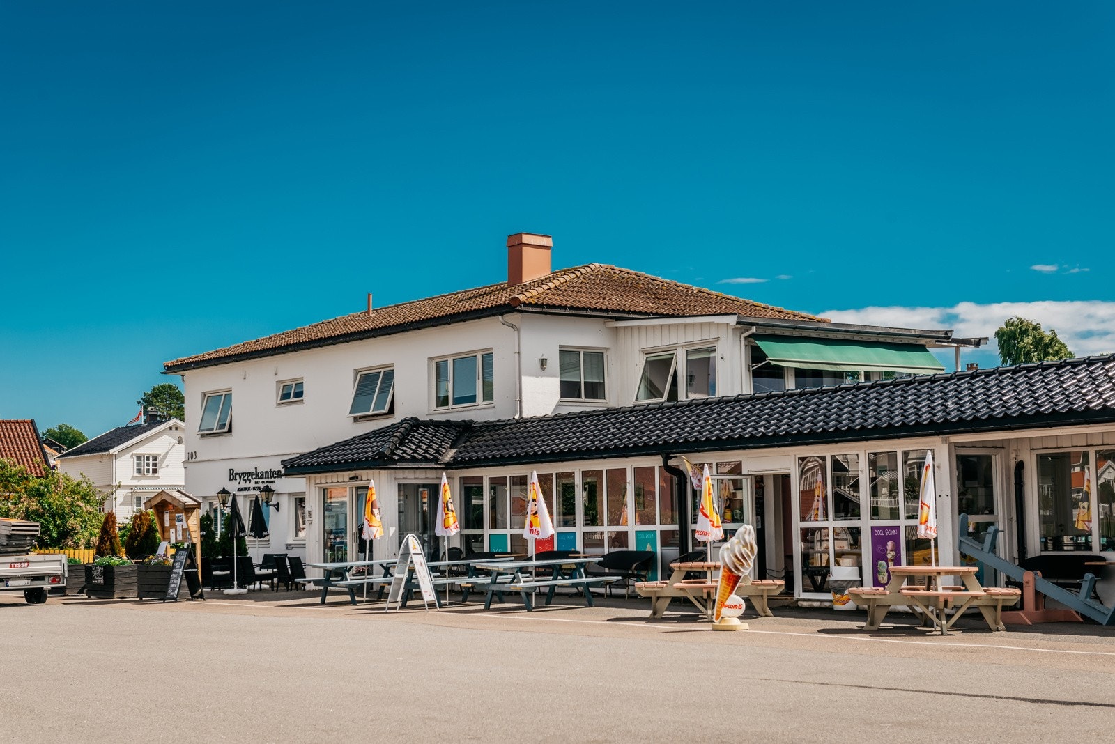 Eller en matbit eller is på Bryggekanten? Galleribilde