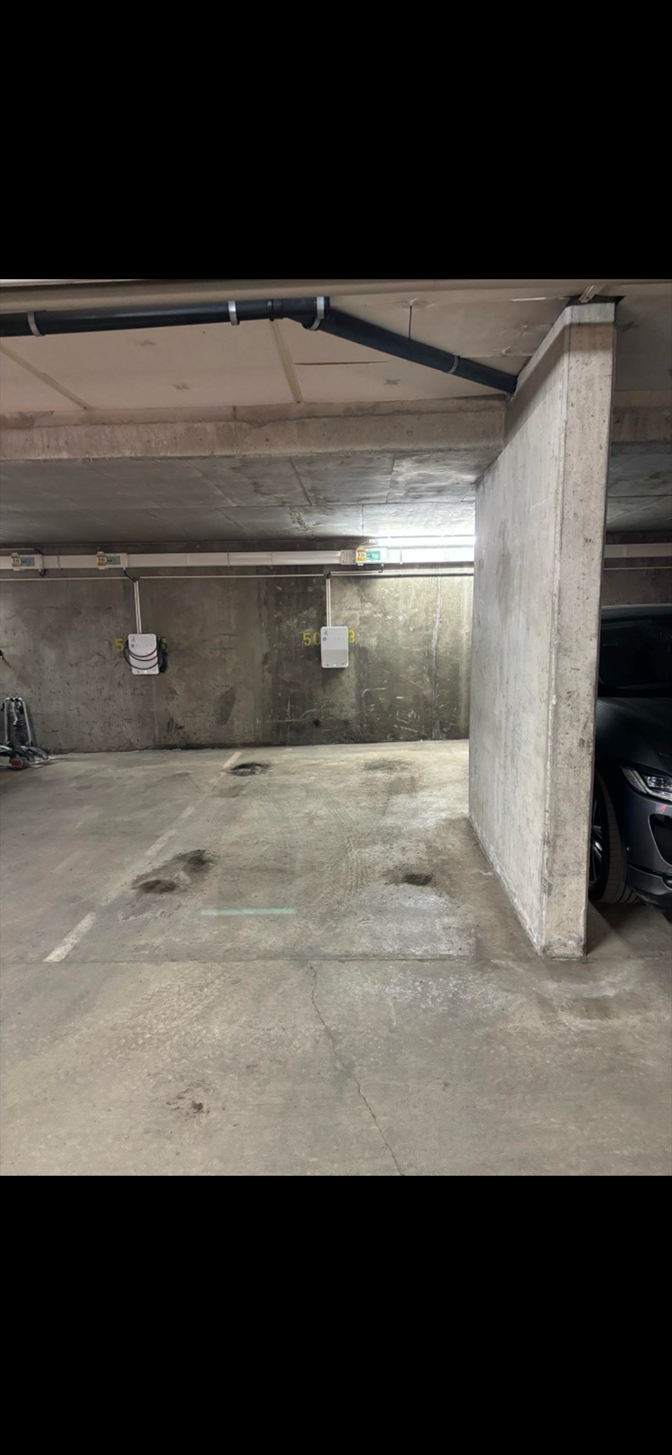 Garasjeplass med el bil lader. Galleribilde