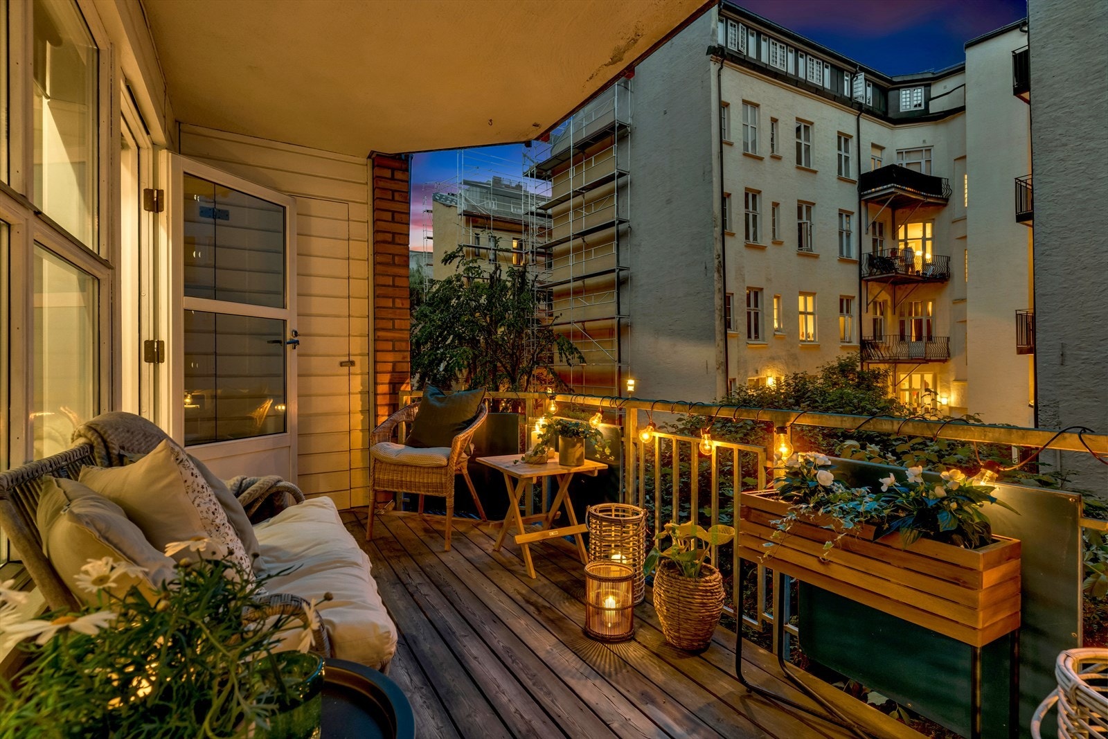 Fra stuen er det utgang til herlig stor sørvestvendt balkong. Galleribilde