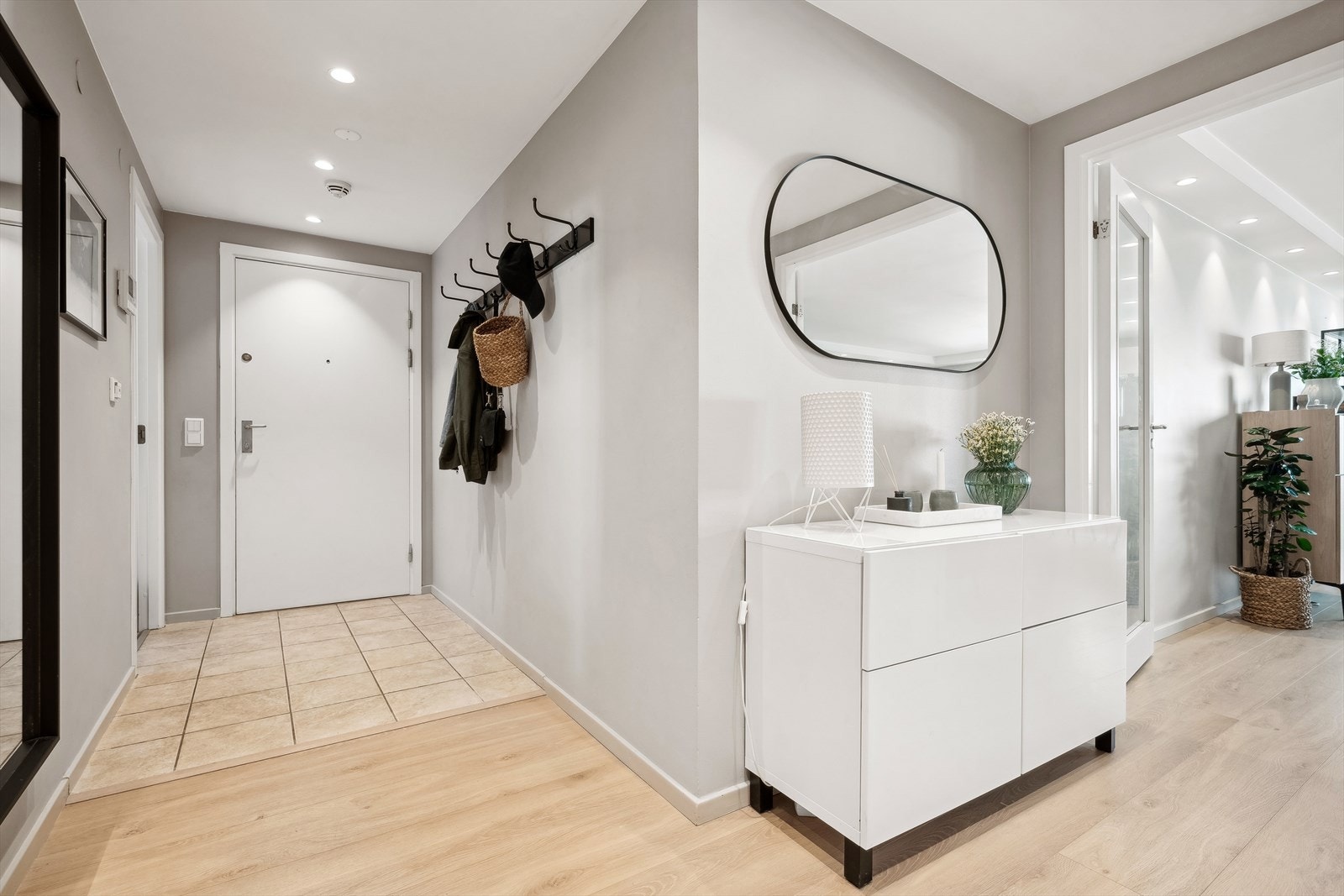 Innbydende entré med plass til å henge fra seg yttertøy og sette fra seg sko. Galleribilde