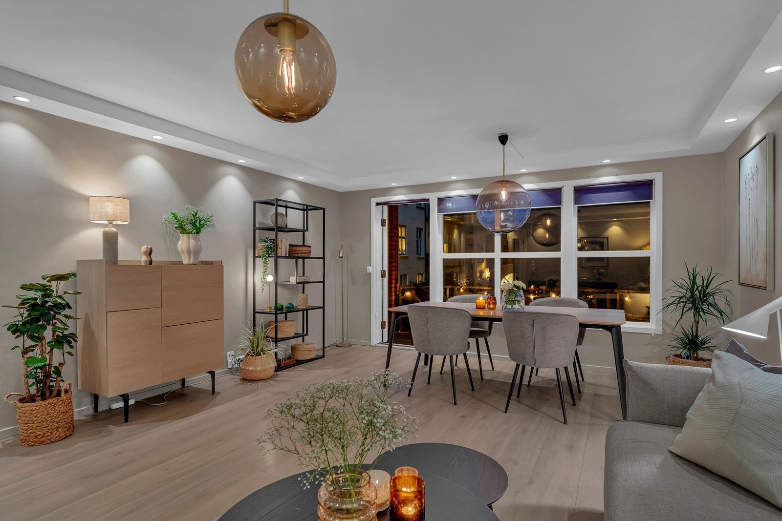 Stuen er romslig med god møbleringsfrihet.
Det er lagt varmefolie (elflex) gjenneomgående i hele boligen, med unntatt av soverommene og badet som har elektriske varmekabler. Galleribilde