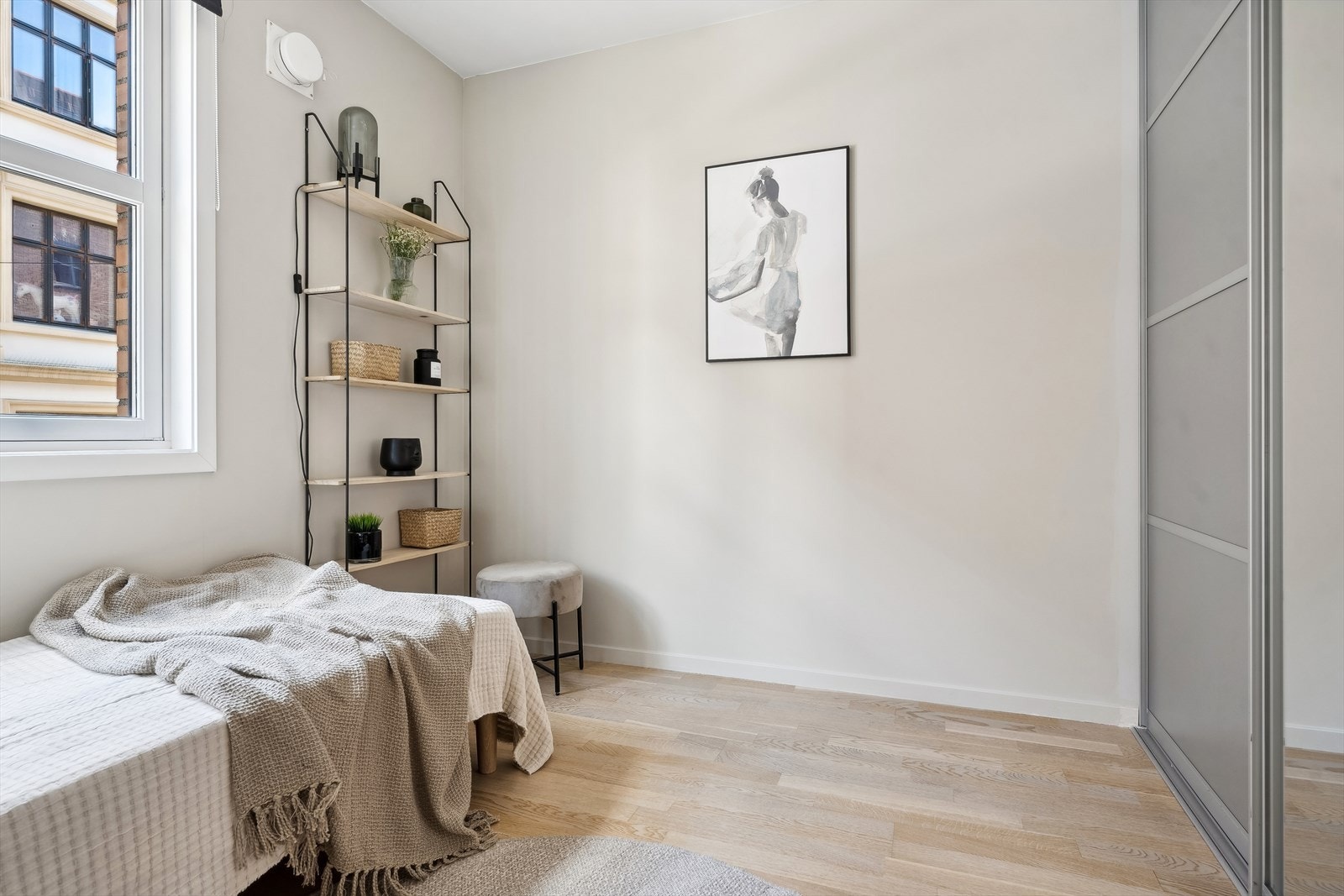 Begge rommene er utstyrt med hver sin skyvedørsgarderobe. Galleribilde