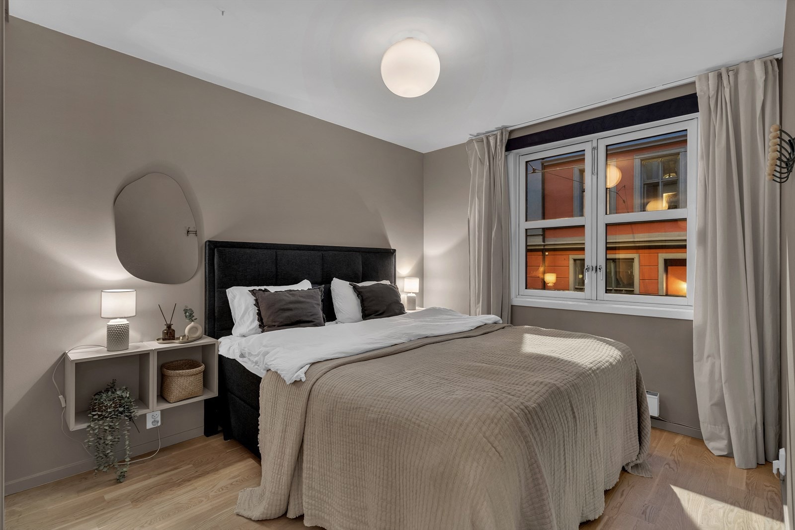 Rommene gir plass til en stor dobbeltseng, nattbord og annet ønskelig møblement. Galleribilde