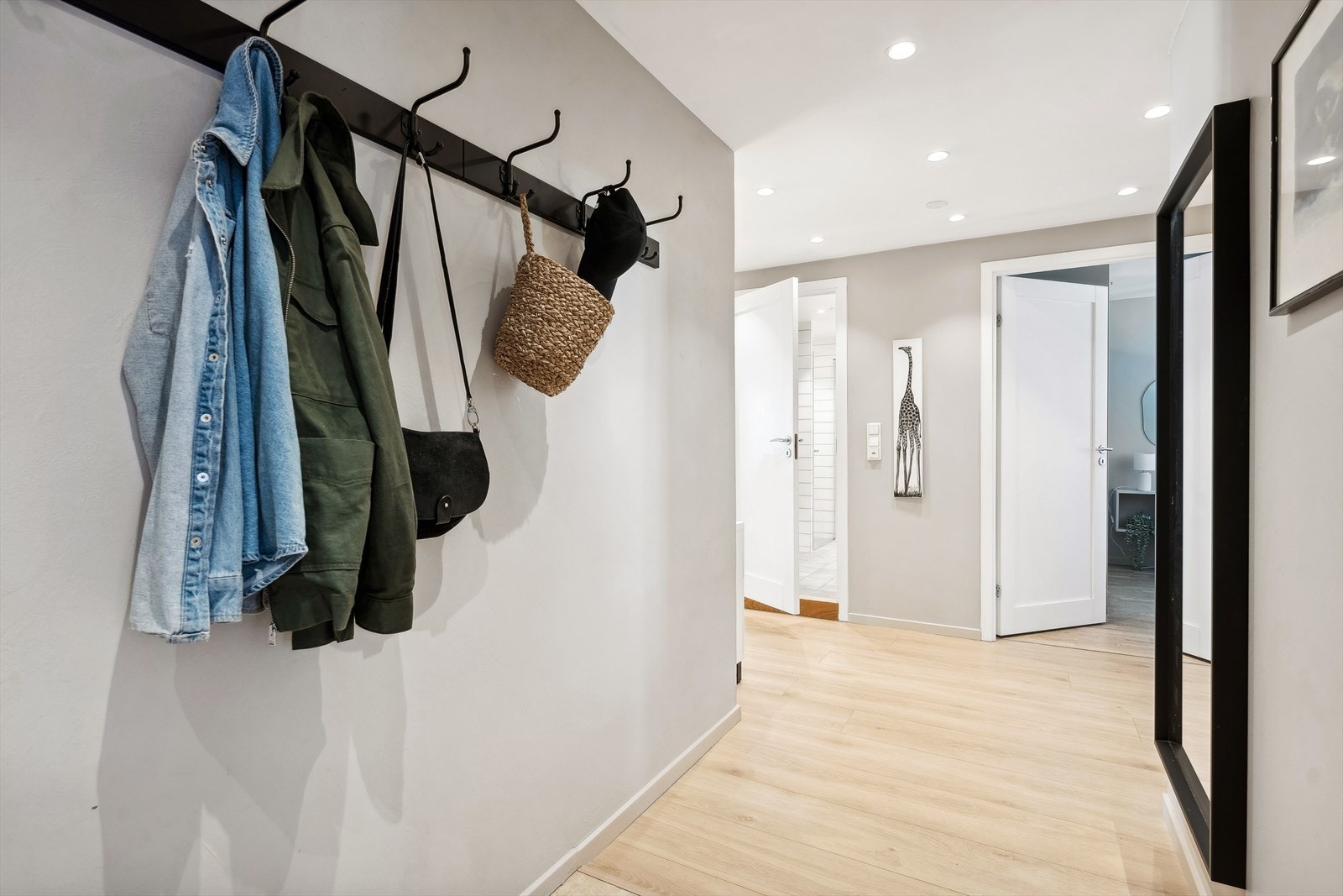 Alle rom, bortsett fra kjøkkenet, er malt etter at eier tok over leiligheten. Varmefolie i gulv. Galleribilde