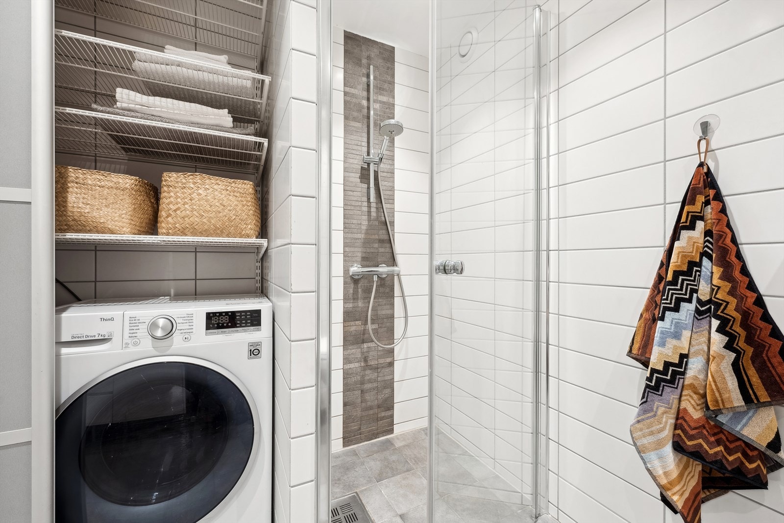 Baderommet er blant annet utstyrt med vegghengt klosett, dusjnisje med glassdør og innredning med servant. Galleribilde